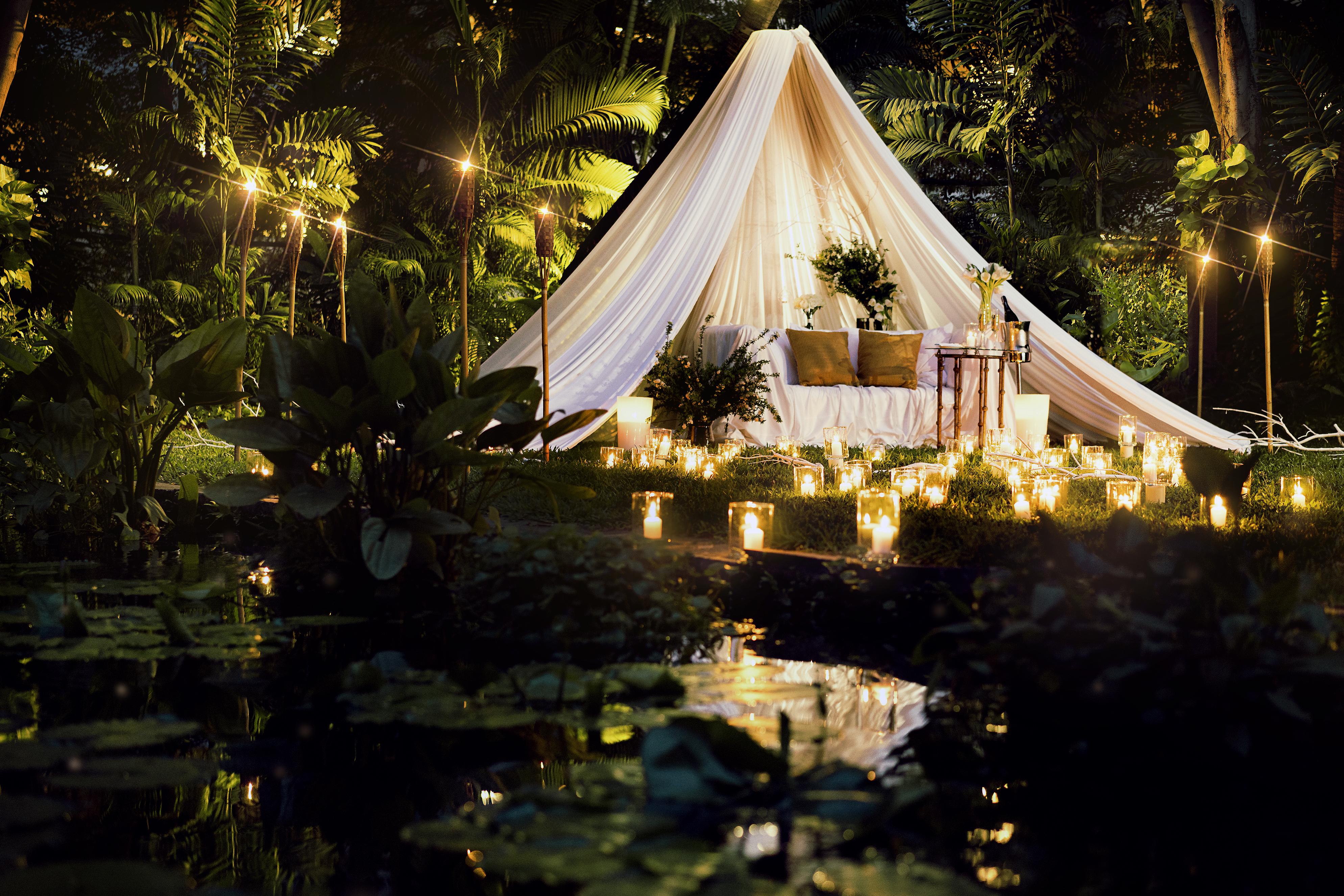 Anantara Siam Bangkok Hotel Exterior foto A romantic dinner in a tent